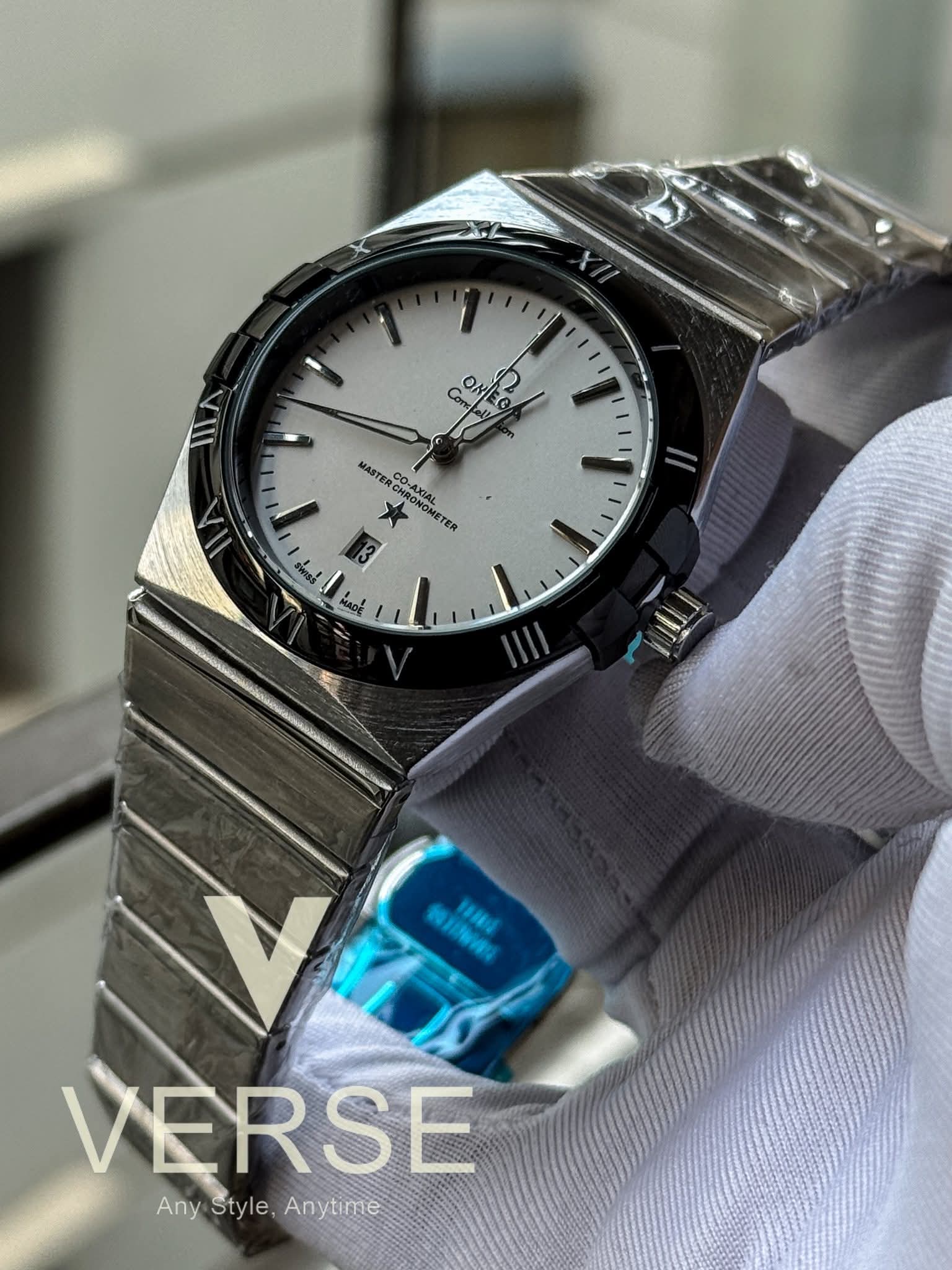 Omega Constellation | White Dial Black Bezel - Sweep
