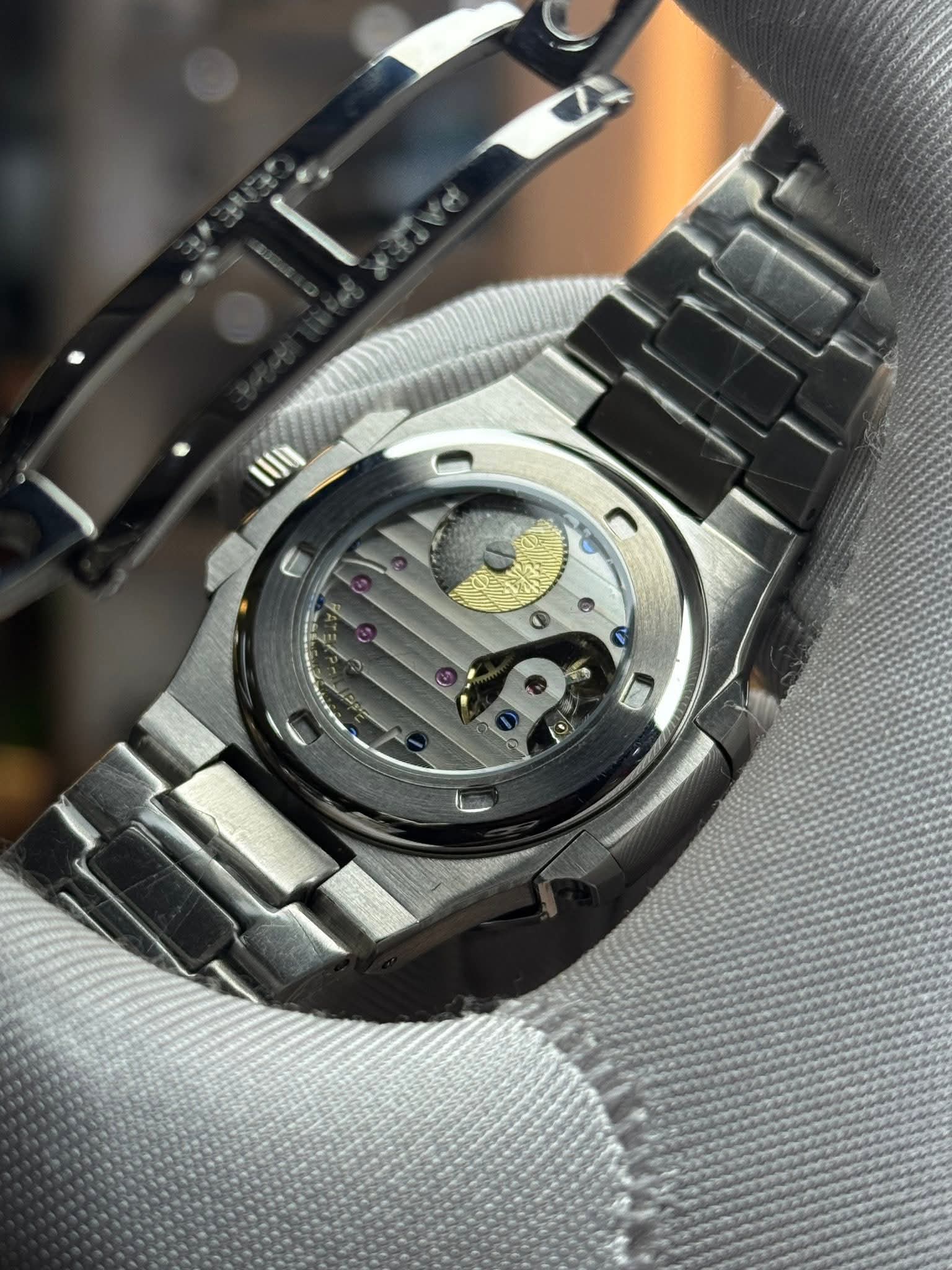 Patek Philippe Nautilus Automatic - Ref.5712/1A-001 | Anthracite Black Dial Master